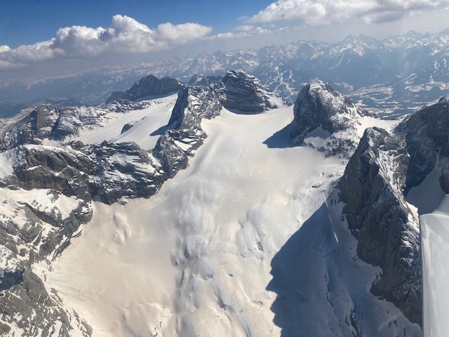 Dachstein Gletscher mit leichter Saharasand-Färbung
